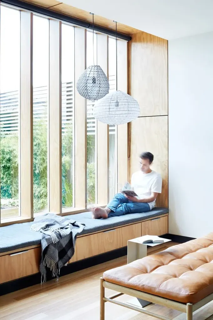 Pencereye büyük bir depolama bench'i veya daybed ekleme fikrini seviyorum, kesintisiz bir dinlenme alanı oluşturuyor.