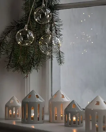 Fenerlerden yapılmış Noel köyleri en popüler dekor trendleri arasında, etkisini iki katına çıkarır.