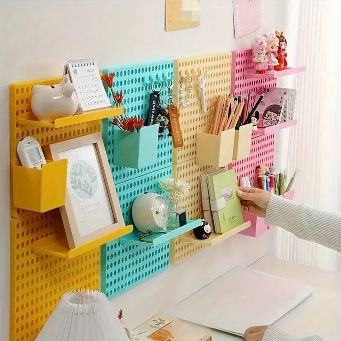 Renk seviyorsanız, renkli pegboardlar ev ofisinizin güzel bir parçası olabilir.