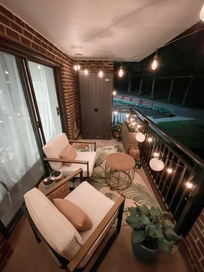 Şık modern mobilyalar ve saklama dolabı, dış mekan için harika bir ikili. İp ışıkları ve kağıt lambalar ise sıcak bir atmosfer yaratıyor.