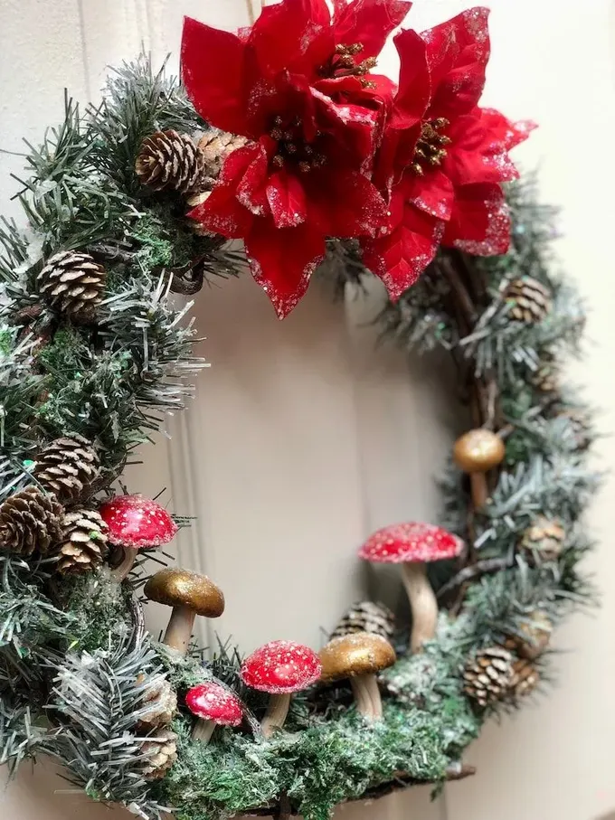 Bu sevimli Noel dekoratif süs dizisi, karla kaplı ormanın bir bölümünü; karla kaplı çamlar, çam kozalakları, karlı mantarlar ve biraz donmuş süs çiçekleri gösteriyor.