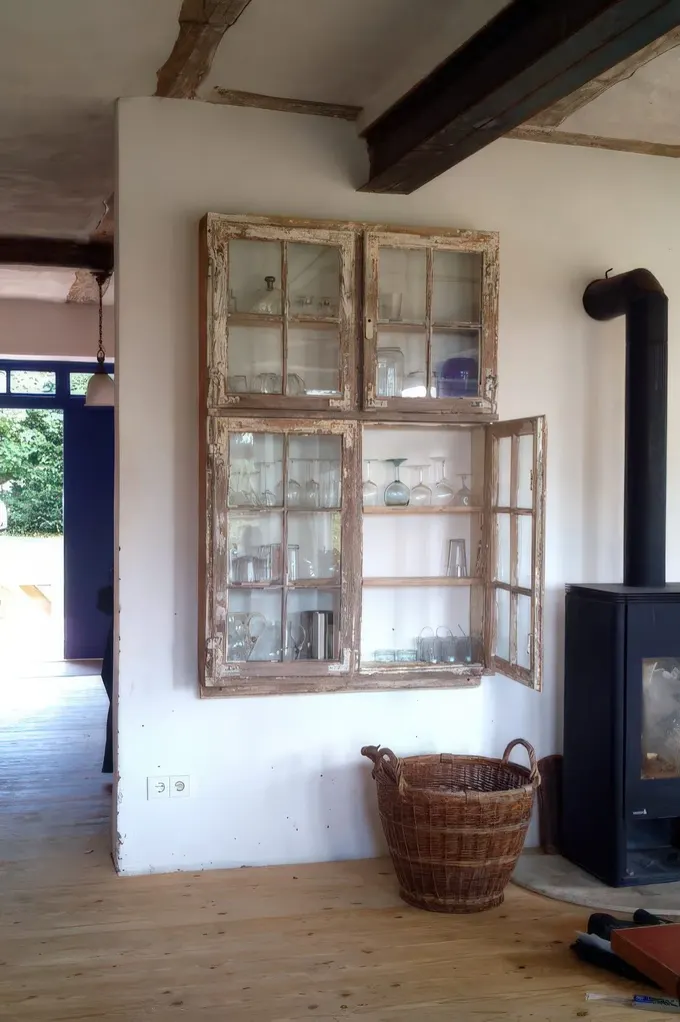 Eski pencere pervazlarını kapak olarak kullanan shabby chic dolap, hem iç hem dış mekanlarda vintage stile uyan şık bir seçenek.