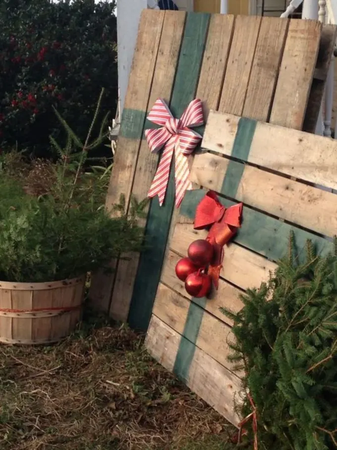 Bu hediye kutusu süsleri palet tahtasından yapılmış, kurdele ve süslerle dekore edilmiş, Noel ağaçlarına yaratıcı alternatifler.