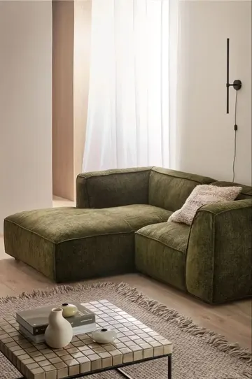 Bu nötr alan krem, kahverengi ve bej tonlarında, yeşil koltuk ya da mini kanepe ise buradaki tek renk dokunuşu.