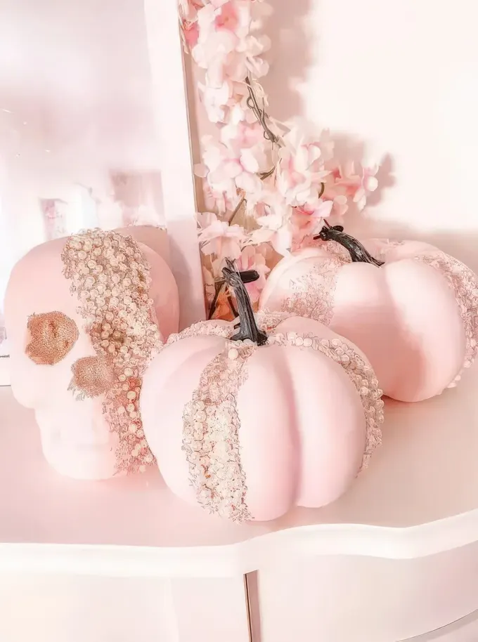 İnci ile süslenmiş pembe balkabakları ve kafatası şık, zarif ve büyüleyici bir Halloween dekoru sunuyor.