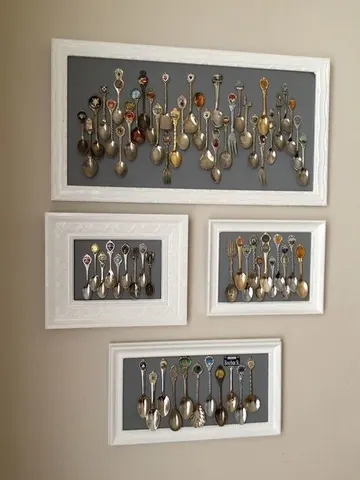 Kaşık temalı sanat eserlerinden oluşan bu galeri duvarı, mutfak veya yemek odası için harika bir fikir.