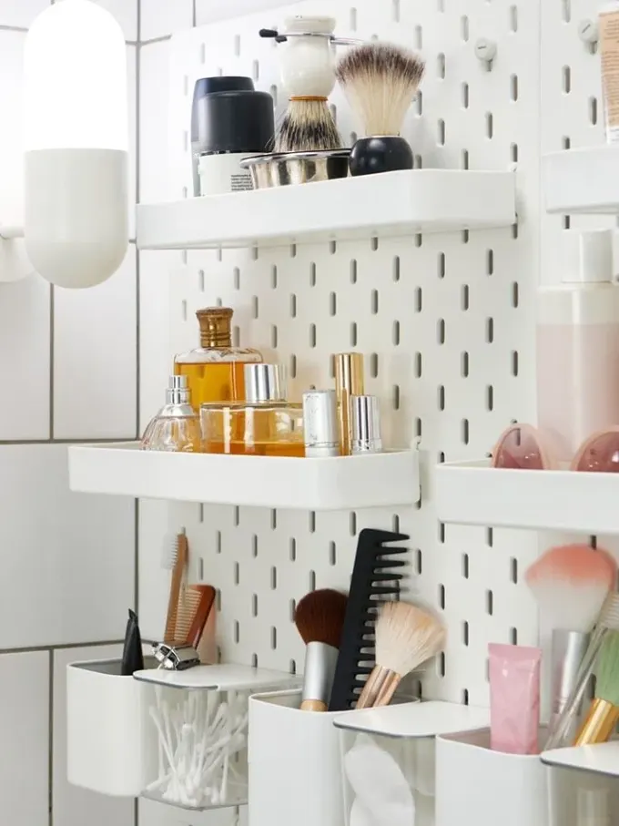 Doğru düzenlenen raflar, kenarlıklar ve kutularla tüm güzellik ürünleri pegboard'a sığar.