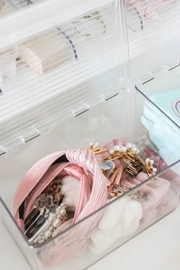 Şeffaf mini çekmeceler saç aksesuarları, takılar ve küçük eşyalar için ideal.