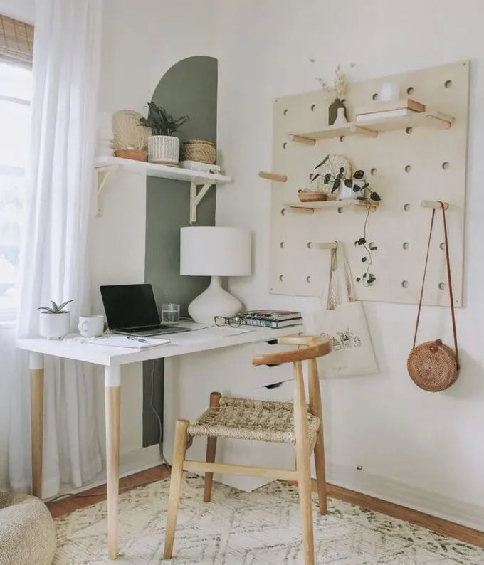 Hafif ve modern bohem çalışma köşesi, renk blokları, dokuma sandalye ve pegboard ile dikkat çekiyor.