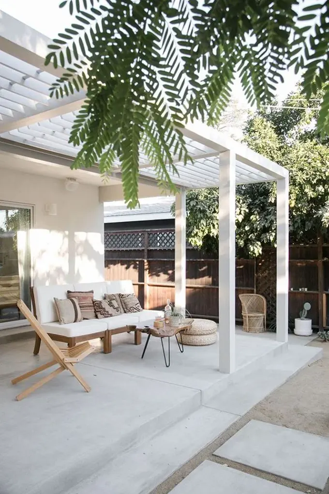 Beyaz pergola yağmurdan korumasa da biraz güneş ışığını engeller.