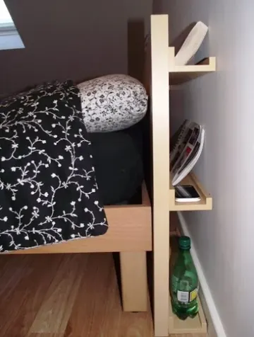 Vika Amon masaüstü ve Ribba resim raflarıyla şık ve depolamalı başlık. Küçük yatak odaları için fonksiyonel çözüm.