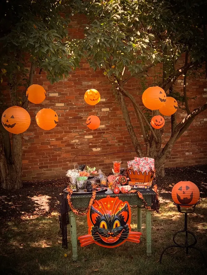 Parlayan jack-o'-lantern fenerlerinin altında eski tarz bir şeker istasyonu var, nostaljik bir Cadılar Bayramı havası katıyor. Karamelli elmayı alıp biraz kalasınız gelecek türden bir düzenleme..
