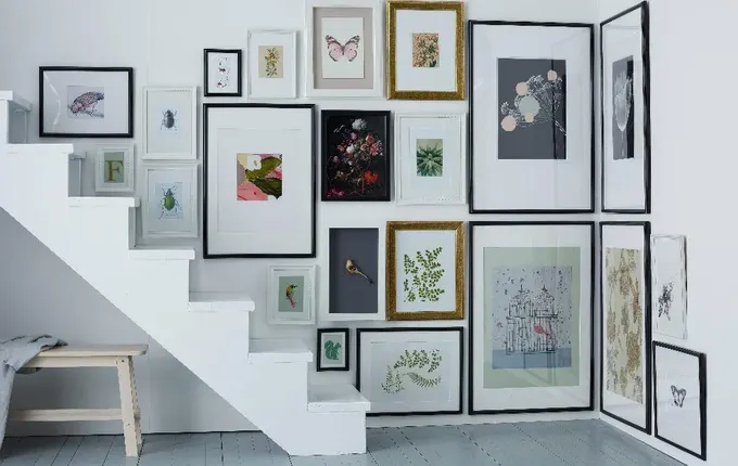 Merdiven köşesi tamamen sanat eserleriyle dolu ve çok etkileyici görünüyor, harika fikir.