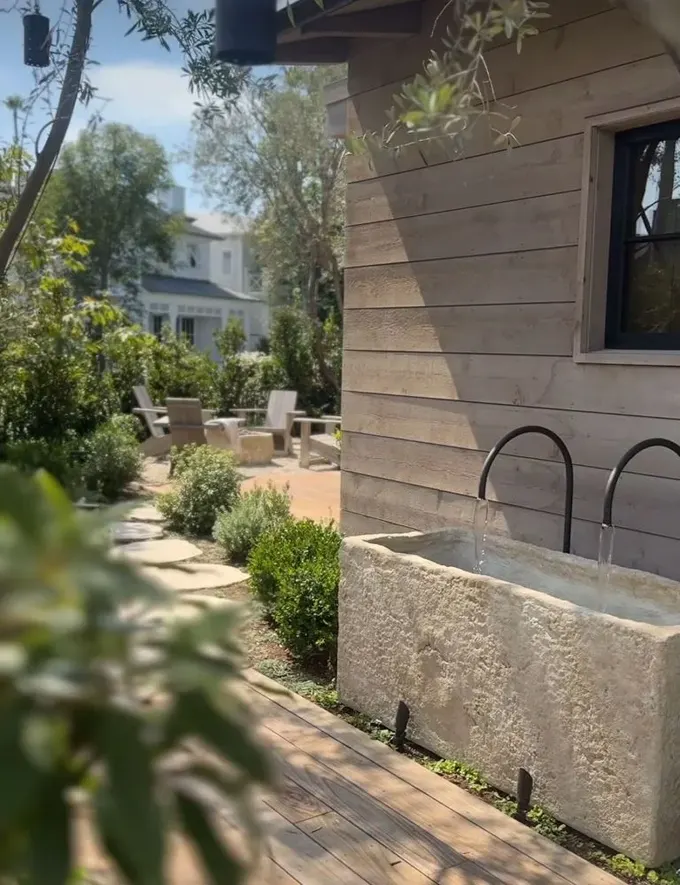 Beyaz fıskiye duvarda, pencere açıldığında sahipler huzurlu su sesinin tadını çıkaracak.