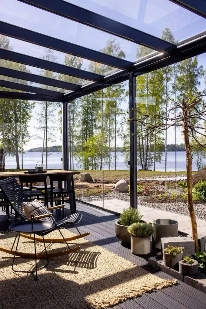 Patio camla çevrilmiş; güneş ısıttığında sadece yazın değil, diğer mevsimlerde de kullanılabilir.