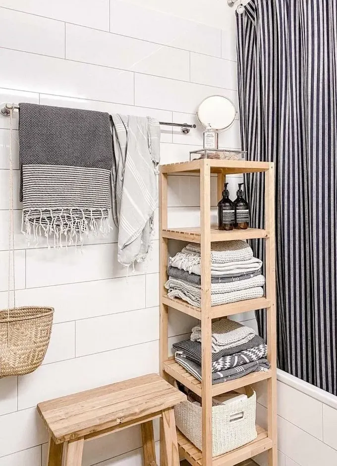Siyah beyaz İskandinav banyo, boyalı raf üniteleriyle mükemmel uyum sağlıyor.
