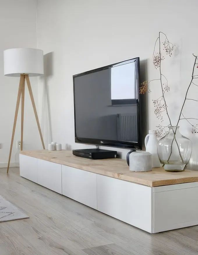 Oturma odasında kısa IKEA Besta saklama ünitesi.
