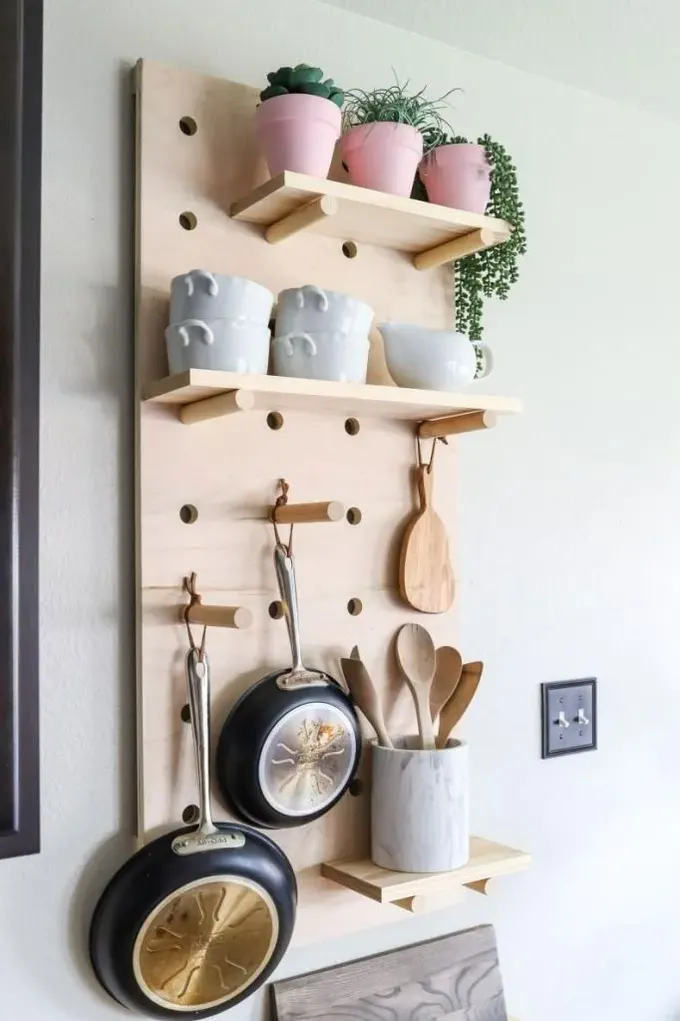 Küçük bir pegboard bile çok fonksiyonel olabilir, burada raflar ve kancalarla kullanılmış.
