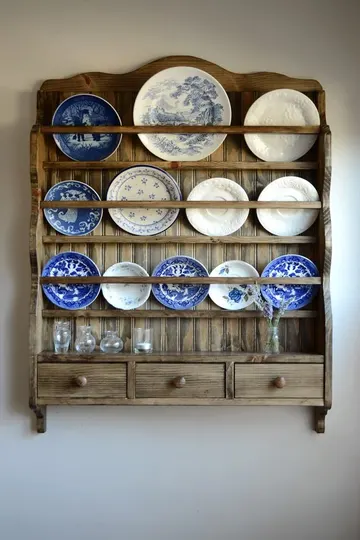 Bu vintage boyalı raf, mekâna rustik bir sıcaklık ve zarafet katmak için harika bir çözüm.