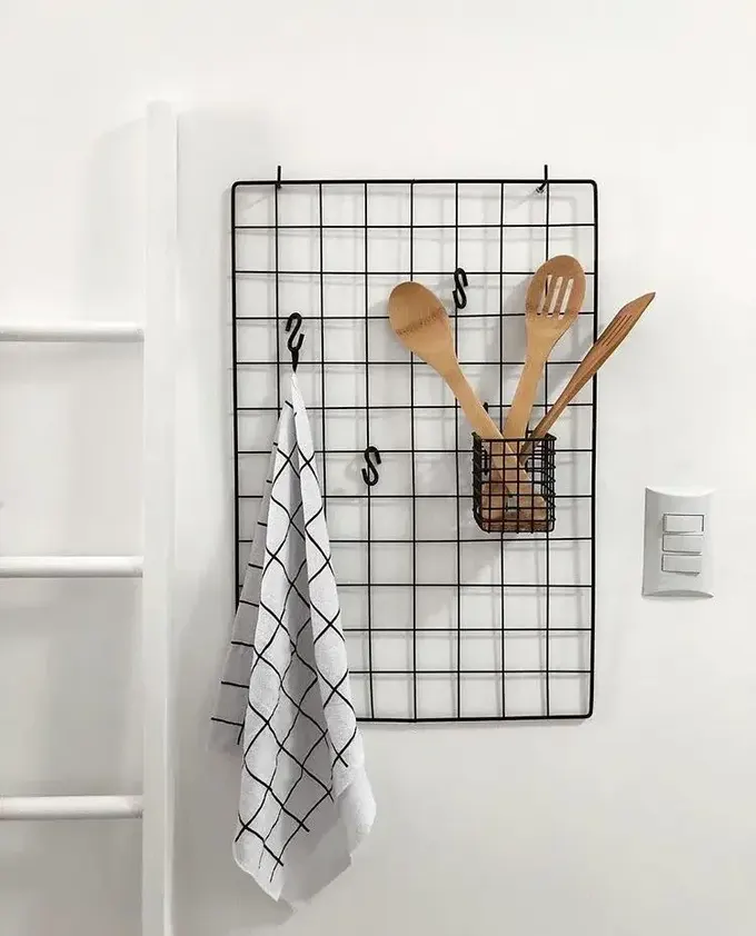 Küçük bir ızgara her zaman hafif görünür ve fazla eşya asmazsanız alanı kalabalıklaştırmaz.