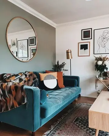 Gri vurgu duvar ve tiffany mavisi kanepe, oturma odasına renk katıyor.