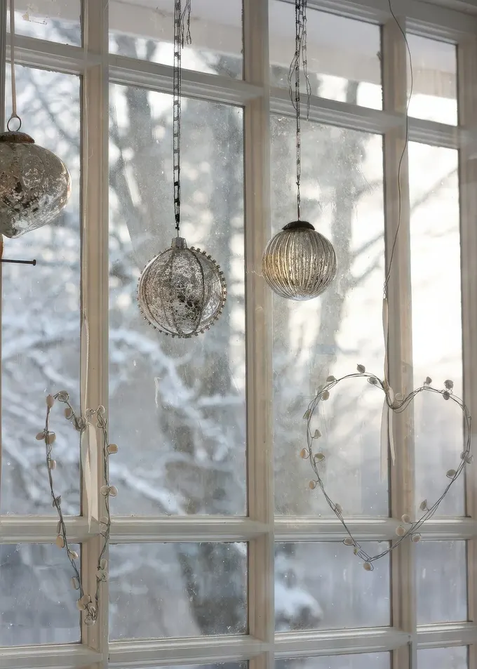 Şık ve yaratıcı Noel pencere süsleme tasarımları