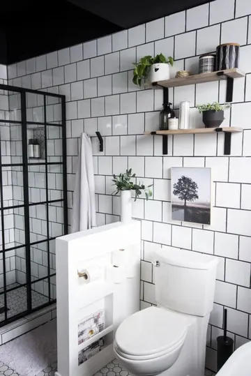 Modern nötr banyo, beyaz kare fayanslar, Fransız cam duş alanı, pony duvar tuvaleti ayırıyor.