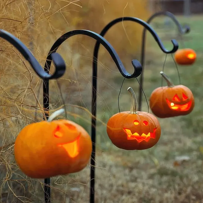 Dış yol boyunca küçük ışıklı jack-o’-lanternlar asın.