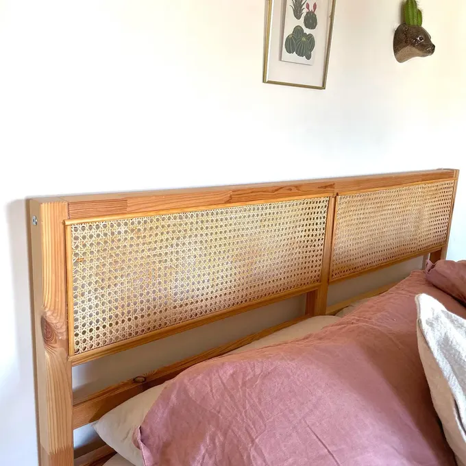 Bu kamış başlık fikri, basit IKEA TARVA çerçeve ve örgülü kayış kullanarak odanın ağırlaşmasını önlerken doku katıyor. Doğal malzemenin ahşap yatağa verdiği sıcaklık örneği.