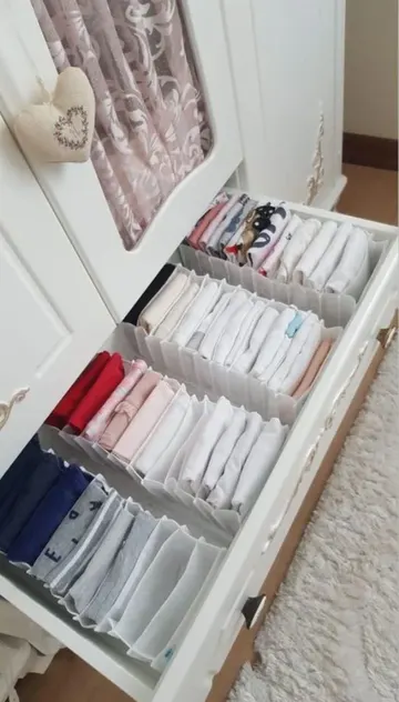Bu çekmece, her aile bireyi için ayrı olmak üzere birkaç külot düzenleyicisiyle düzenlenmiştir.