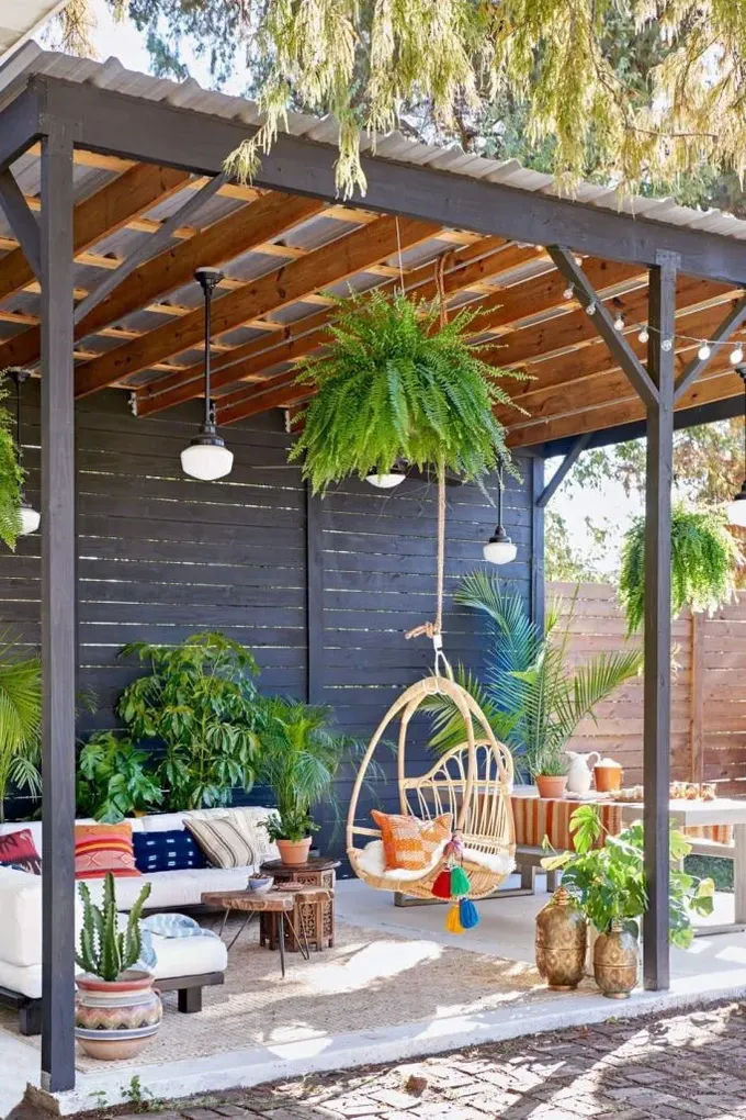 Pergola, ekonomik ve güzel bir koruma sağlayan tahta kaplama ile kaplanmış.