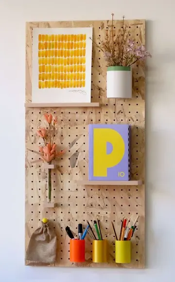 Bu pegboardun dokusu dikkat çekici ve cesur dekor, odaya neşeli bir hava katıyor.