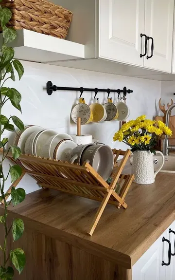 Sırt korumasındaki küçük bir ray, birkaç kupa asmak ve el altında tutmak için yeterlidir.