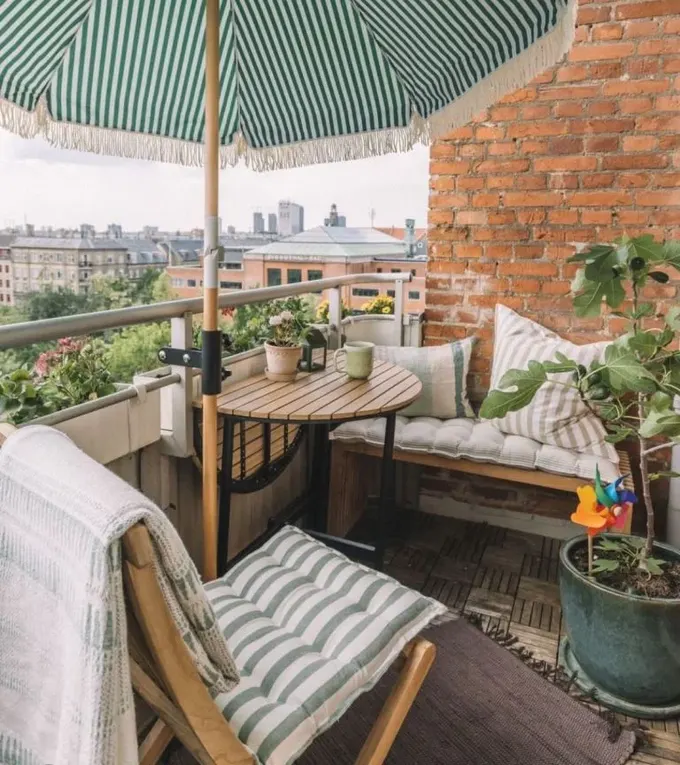 Balkon rahat bir oturma alanı, masa korkuluğa bağlı ve katlanabilir.