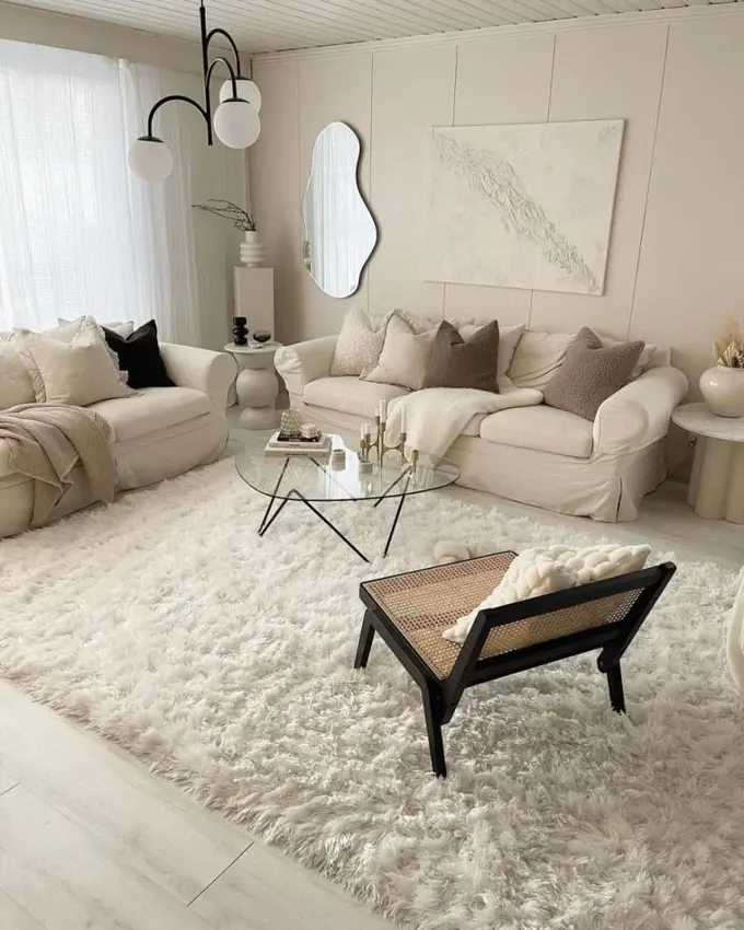Minimalist ve orta yüzyıl modern stilin birleşimi: nötr renk paleti ve modern mobilyalar.