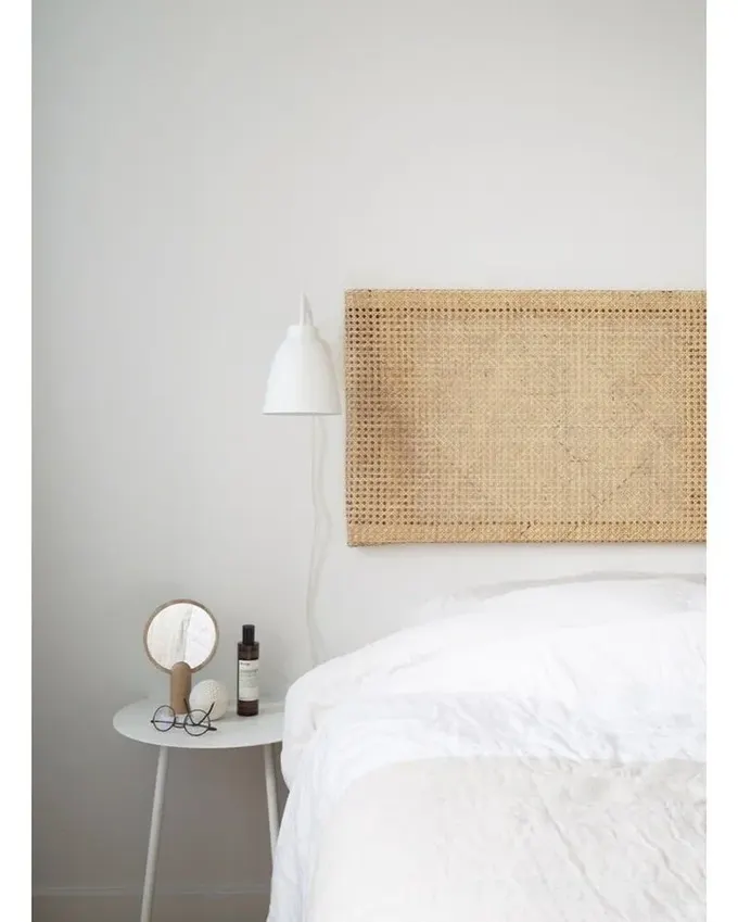 Burada IKEA IVAR yan direkler kamış kayışla birleşerek hafif, neredeyse uçuyormuş gibi başlık oluşturuyor. Özellikle küçük odalar için ideal, büyük başlıklar bunaltabilir.