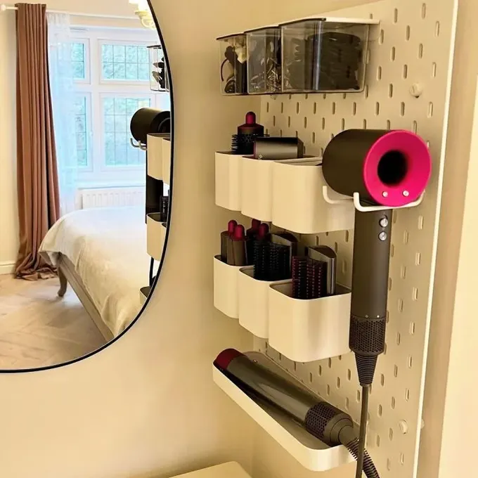 Saçınızı severek yapıyorsanız, aynanın yanına bir pegboard ile tüm gerekli malzemeleri düzenleyin.