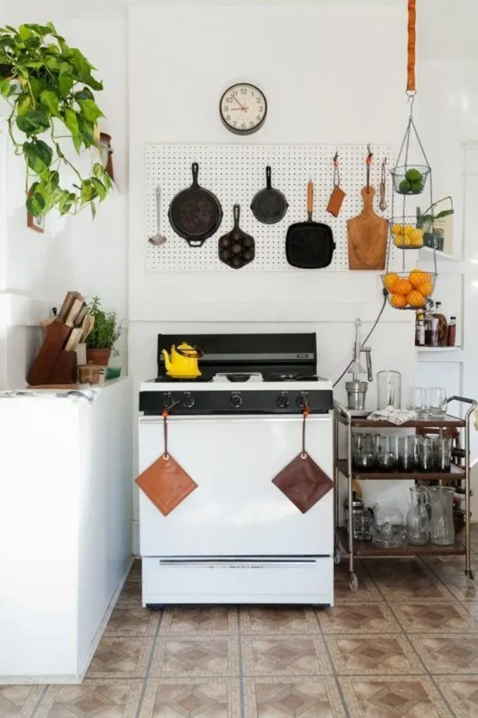 Ocak üstüne takılan pegboard, pişirme için gerekli eşyaların asılması açısından çok doğru bir tercih.