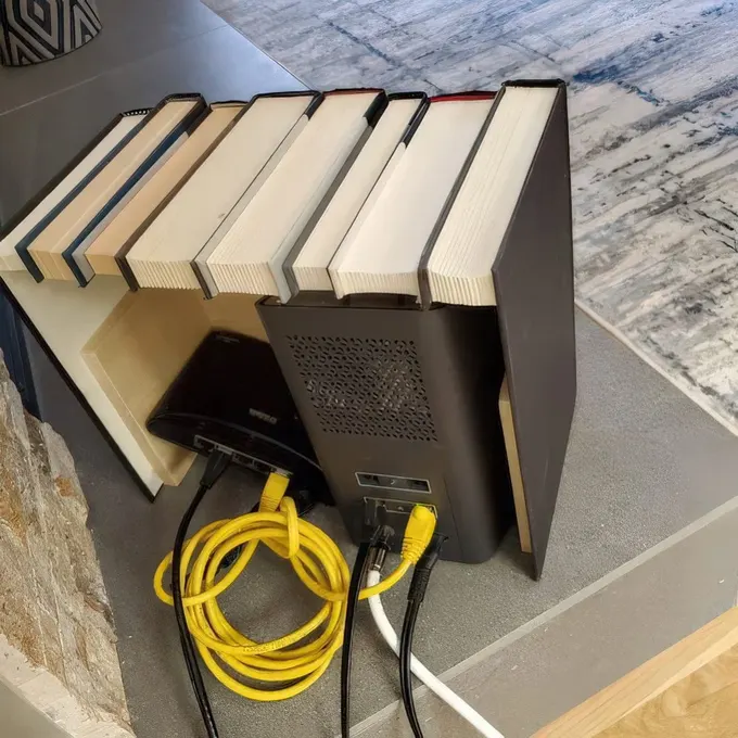 Sahte kitaplarla yapılmış kutu, router ya da elektronik eşyaları şıkça saklamak için güzel.
