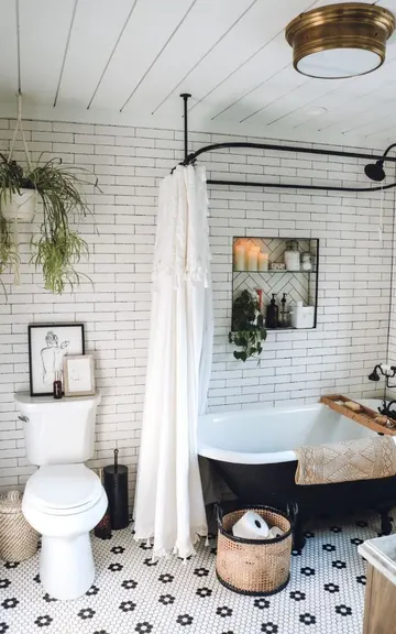 Gömme niş farklı fayansla kaplanıp siyah kenarla banyo stilini ön plana çıkarır.