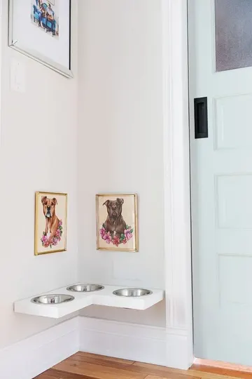 Bu köpek mama köşesi köpek portreleriyle tamamlanmış ve çok şirin, sevilesi görünüyor.