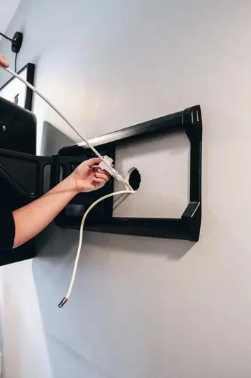 Tüm kabloları duvar içine gizleyerek televizyonun şık ve sorunsuz görünmesini sağlayın.