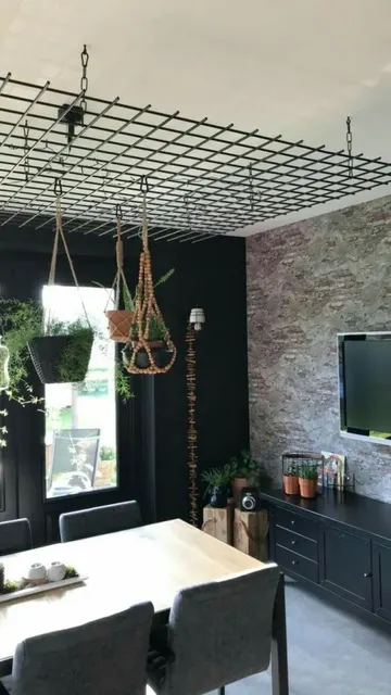 Bu ızgara yemek masasının üzerinde asılı, dilediğiniz kadar bitkiyi üzerine asmanıza olanak sağlıyor.
