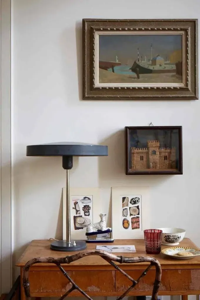 Bu küçük vintage galeri duvarı, bazı manzaralar gösteren büyük ve küçük vintage sanat eserlerinden oluşuyor.