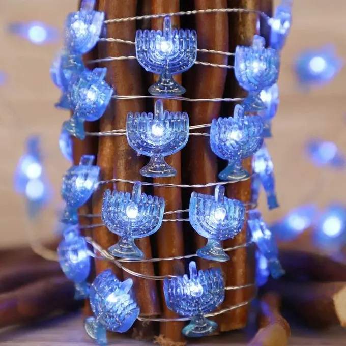Bu sevimli mavi menorah ışıkları, Hanuka'yı daha modern bir şekilde stilize etmek için çok uygun.