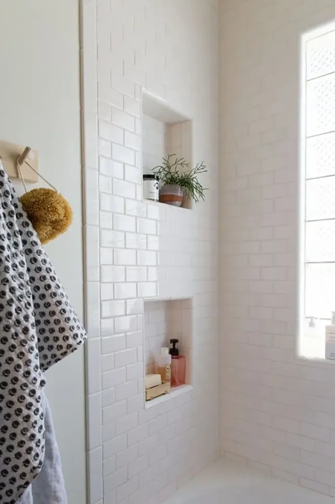Duşta birkaç niş yapın ve pencere pervazını banyo aksesuarları için değerlendirin.