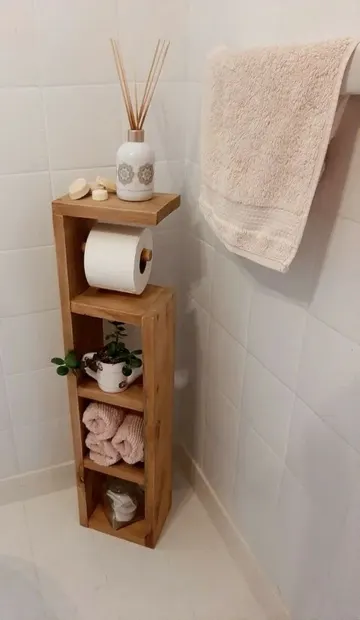 Bu açık raf, banyonuzda az yer kaplayarak çok eşya saklamak için ideal.