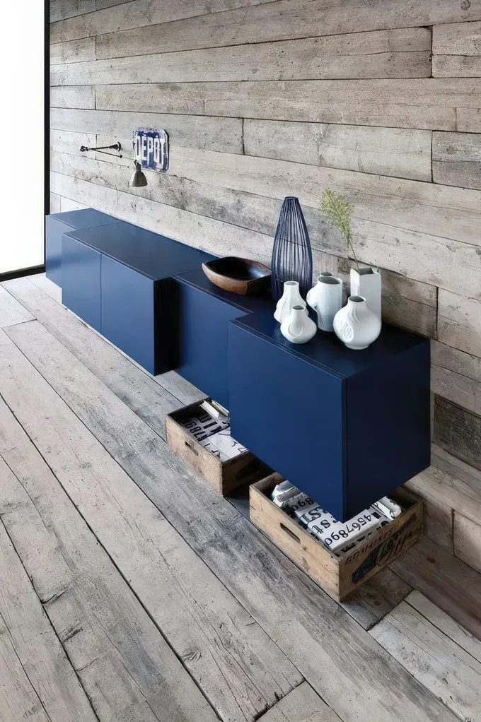 Yaratıcı mavi IKEA Besta asma depolama ünitesi.