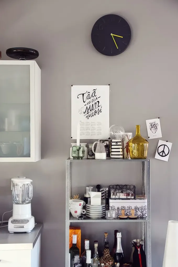 Dayanıklı ve kullanımı rahat olduğu için mutfak malzemeleriyle dolu IKEA Hyllis rafı mutfaklar için ideal.