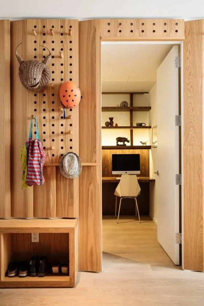 Giriş, boyalı ahşapla tamamlanmış ve boyalı pegboard ile mükemmel uyum sağlanmış.